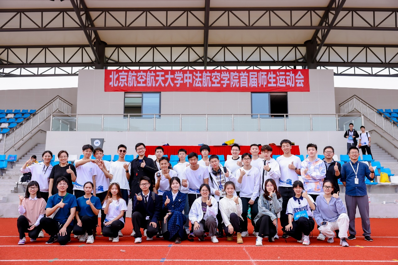 图片包含 人, 建筑, 前, 院子 描述已自动生成