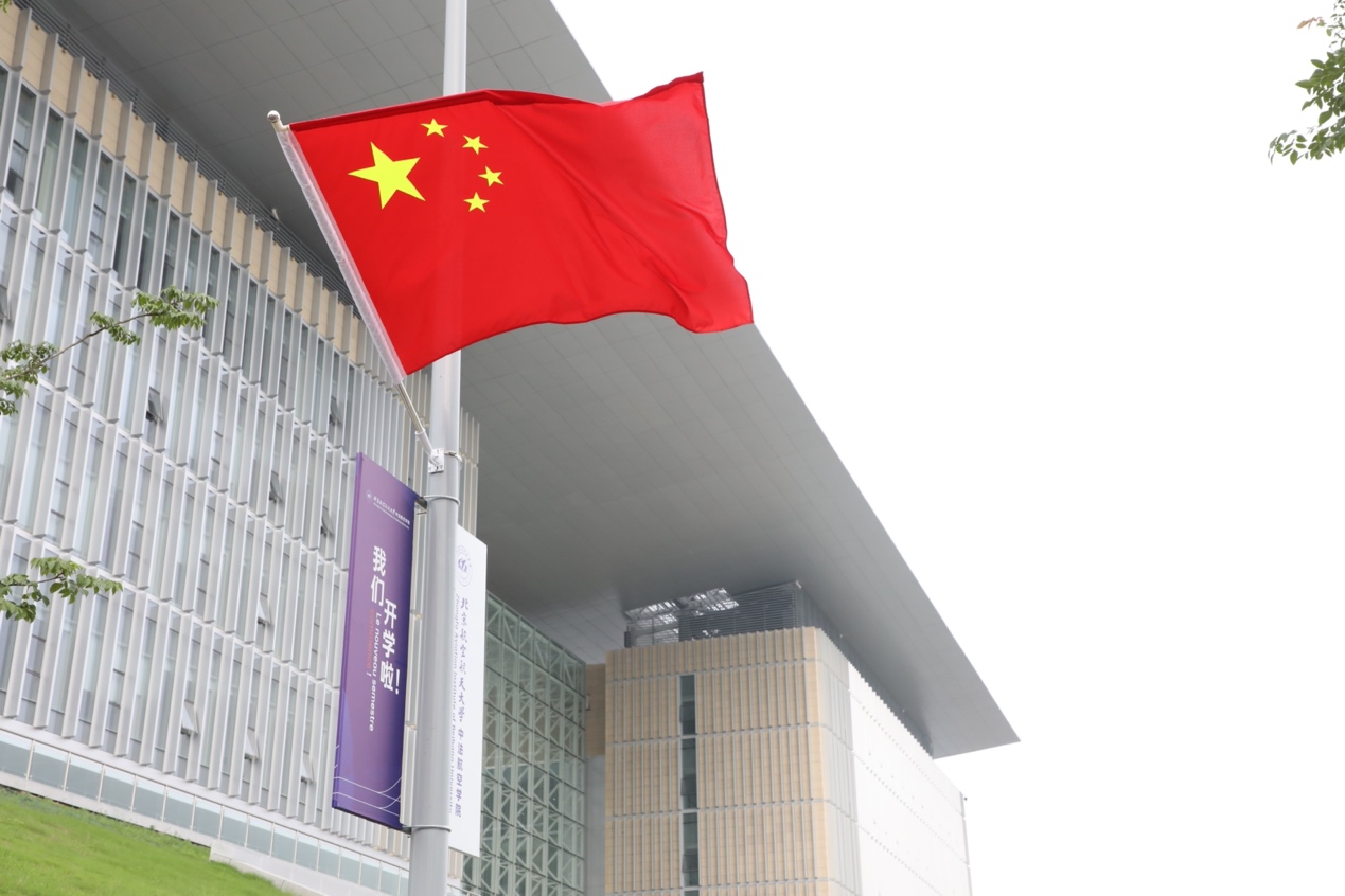 建筑外的蓝色招牌 低可信度描述已自动生成