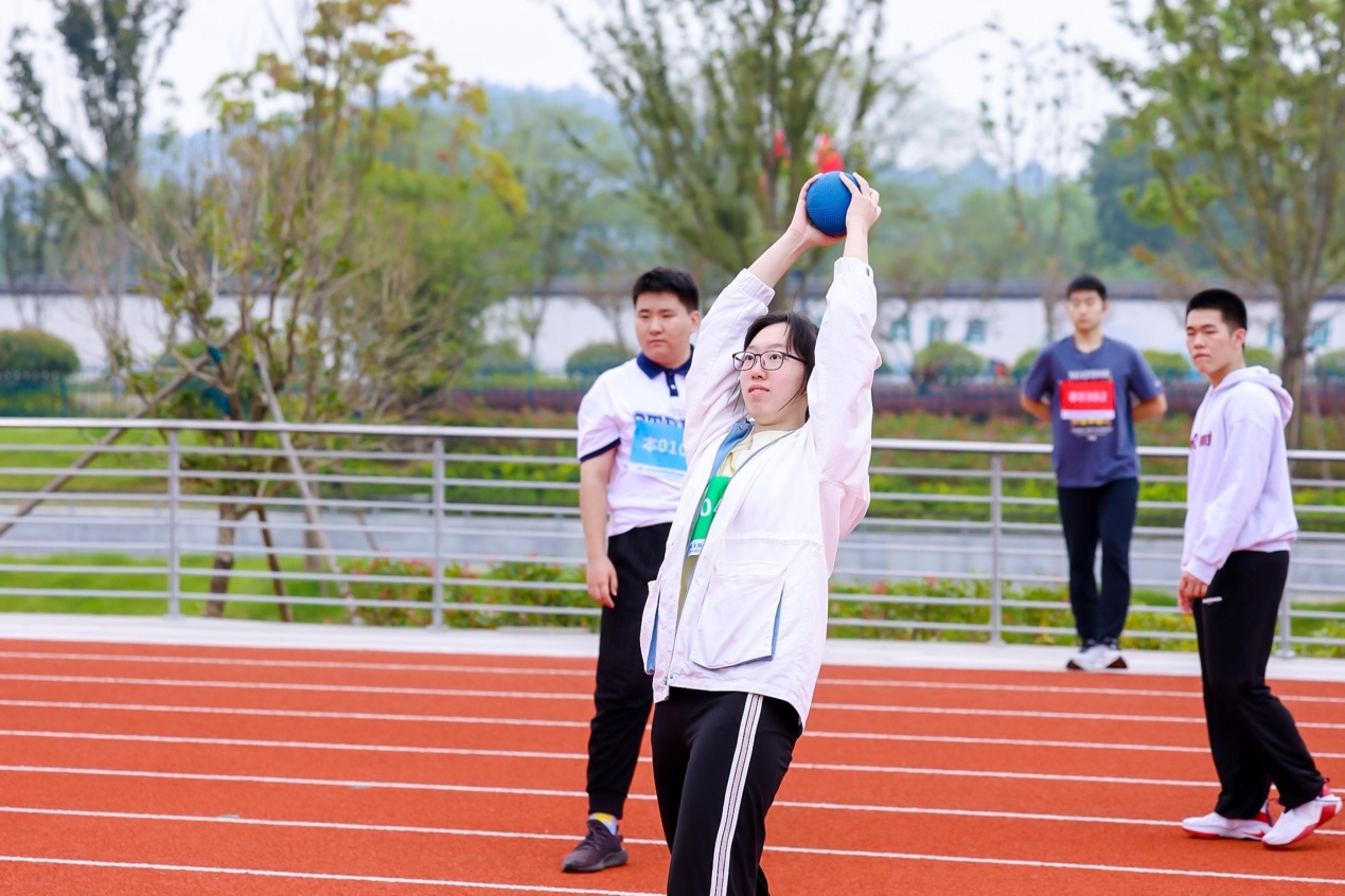 图片包含 户外, 围栏, 运动, 院子 描述已自动生成